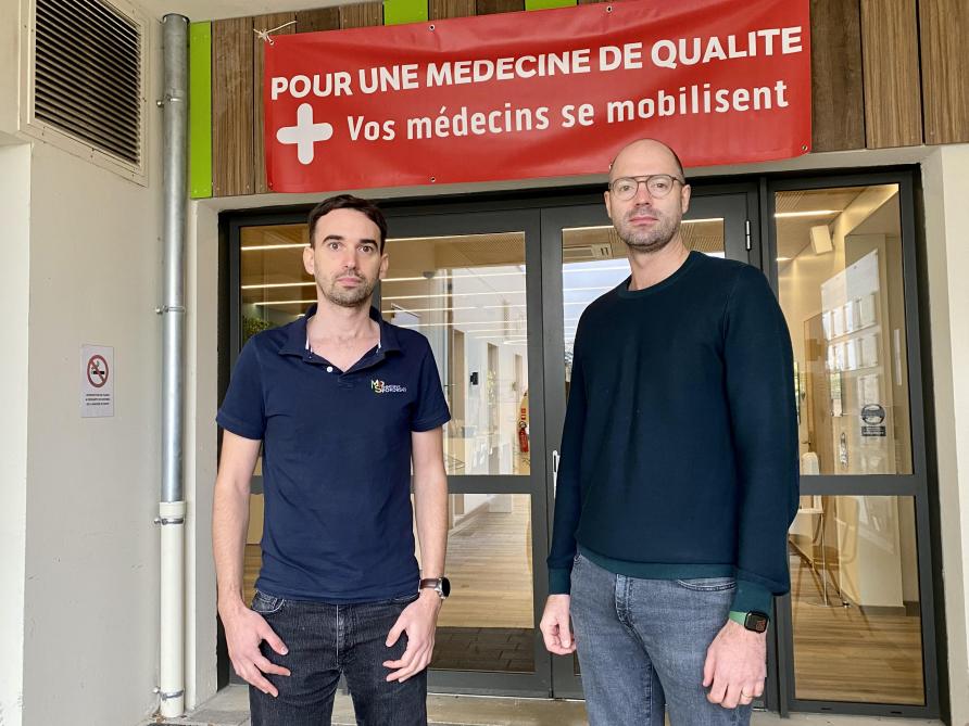 Les médecins généralistes Julien Pokorski (à gauche) et Nicolas Lafferre, exerçant à la Maison de santé pluridisciplinaire de Saint-Martin-sur-le-Pré, près de Châlons-en-Champagne, coordonnent le mouvement de contestation en Champagne-Ardenne.