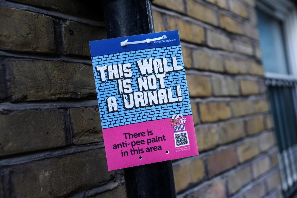 À Londres, une peinture «anti-pipi» pour empêcher les hommes d’uriner ...