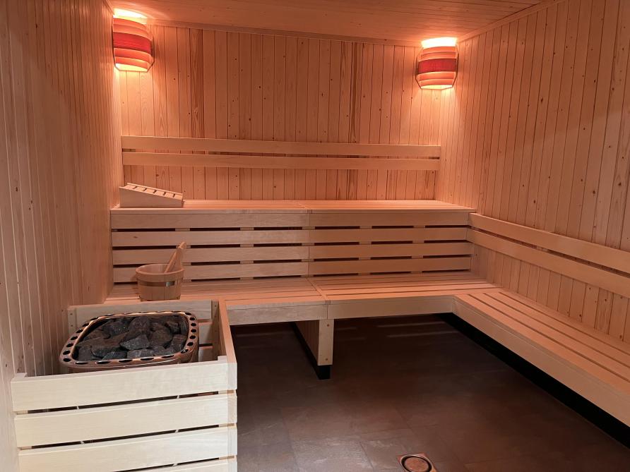 Deux cabines de sauna et une cabine de hammam composent l’espace bien-être, également doté d’une tisanerie, d’un salon disposant d’une fauteuil chauffant et de douches massantes sensorielles (son, odeurs et lumière). L’accès de cet espace est réservé aux adultes (plus de 18 ans).