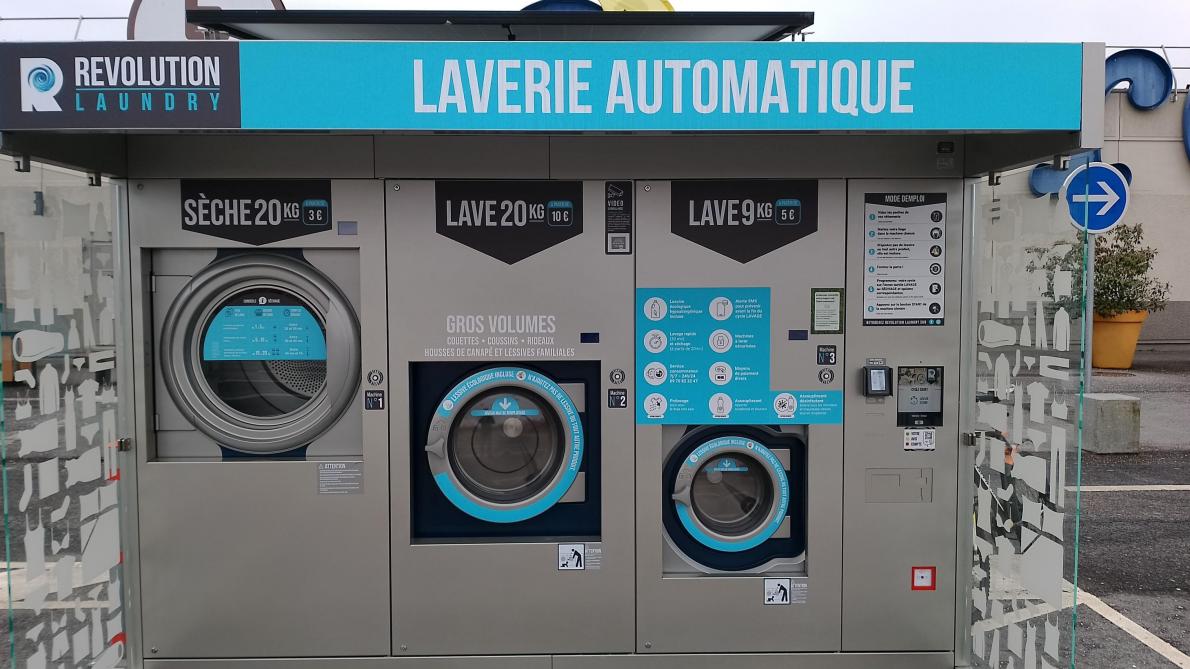 Une laverie automatique installée sur le parking devant Carrefour à  Charleville-Mézières