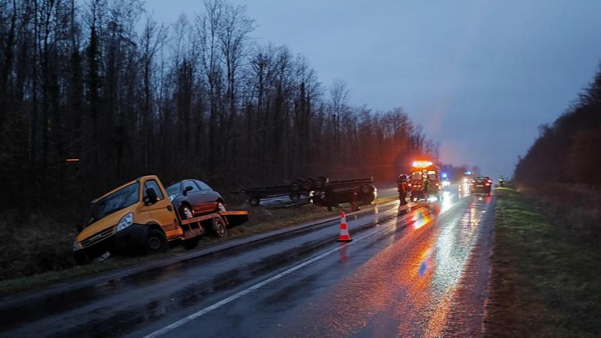 Un camion sort de la route &agrave; La Croix-aux-Bois
