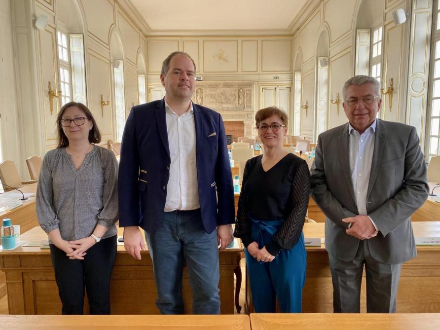 Les nouveaux vice-présidents Vincent Verstraëte et Annie Coulon (au centre), entourés par les nouveaux conseillers départementaux, Amélie Da Fonte (Reims 7) et Guy Janson (Châlons 2).