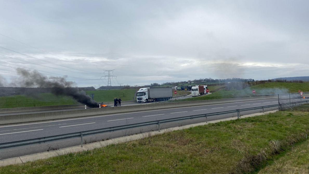 Des feux bloquent les camions sur l’autoroute, en direction de la Belgique.