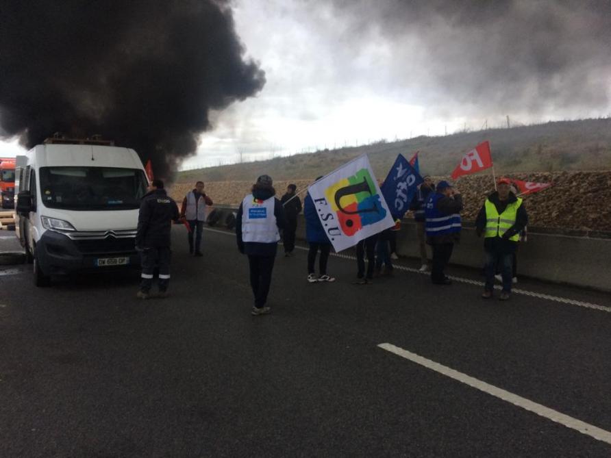 Fidèles à la tradition, les manifestants des Ardennes ont allumé un feu sur l’autoroute.