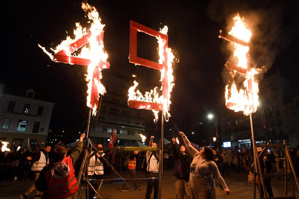 Au Mans, environ 300 manifestantsse sont réunis autour d’une «sculpture de feu» représentant un «49.3».