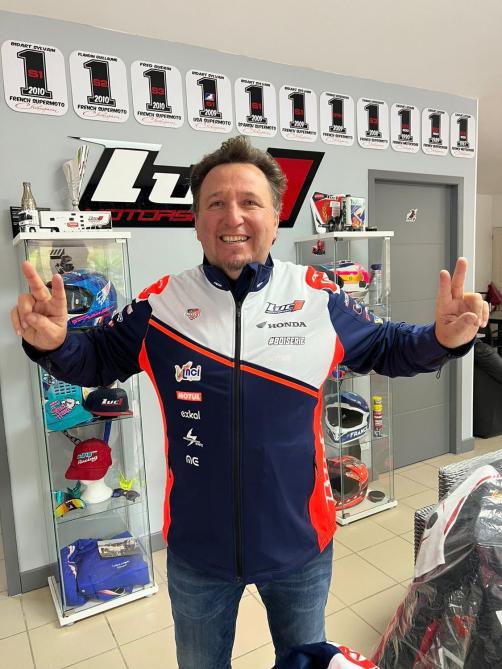 Ludovic Lucquin dans la salle des trophées. L’ancien champion de motocross a réussi sa reconversion dans le management de sa structure, reconnue mondialement.