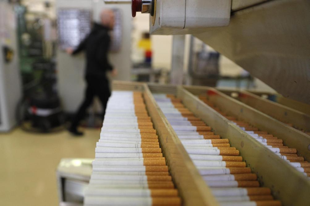 La dernière fabrique de cigarettes fait de la résistance