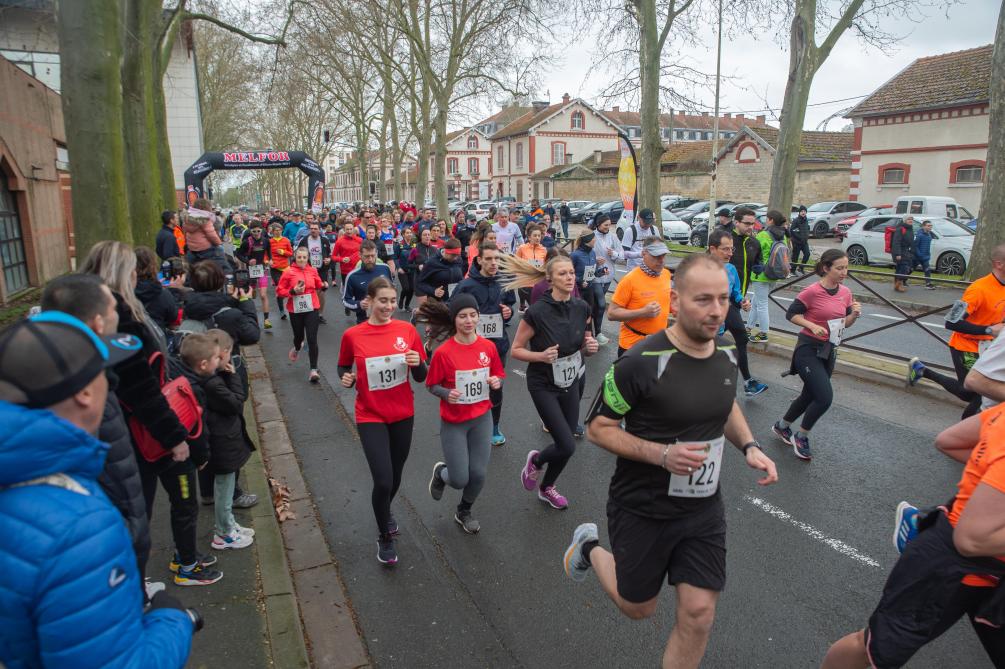 PHOTOS. Plus de 1000 sportifs dans les rues du centreville de Châlons