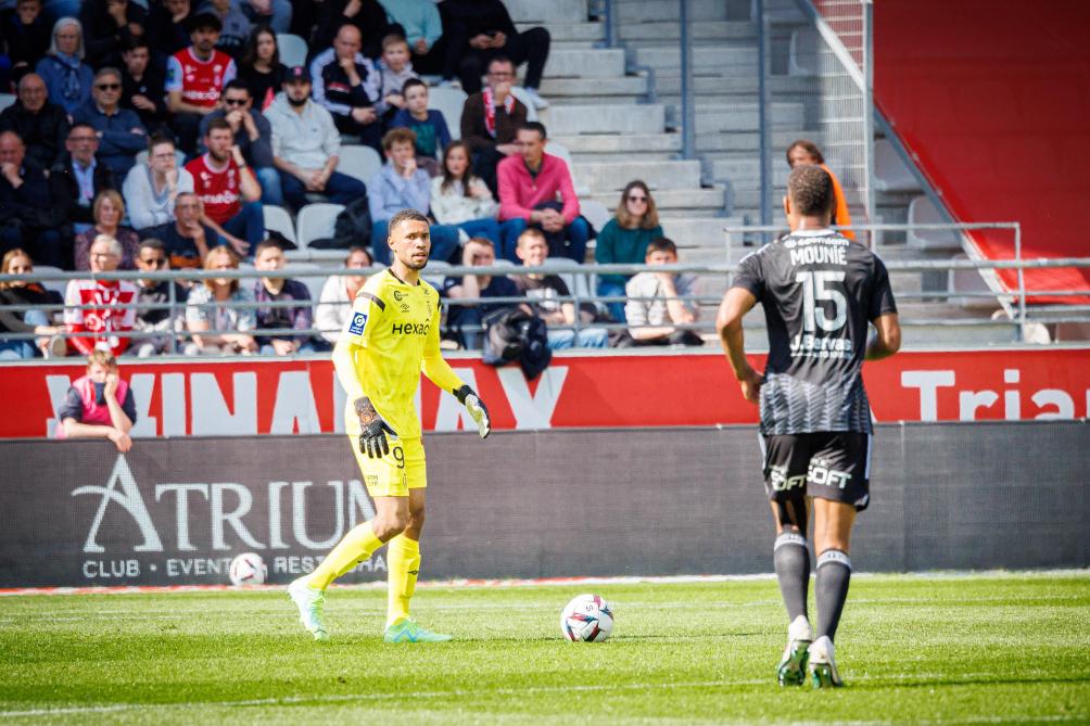 Fanion Stade De Reims – Club Français (collector, Fabriqué En France, état D'occasion Visible Sur Photos)