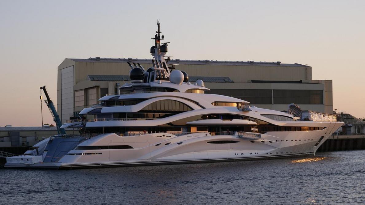 Bernard Arnault : pourquoi le superyacht du milliardaire français a été  interdit d'entrer dans le port de Naples 