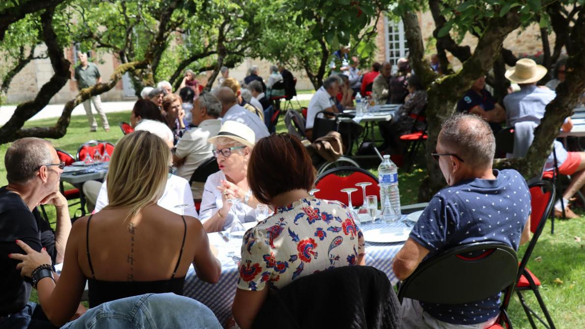 La MotteTilly repas champêtre dans la pommeraie du château