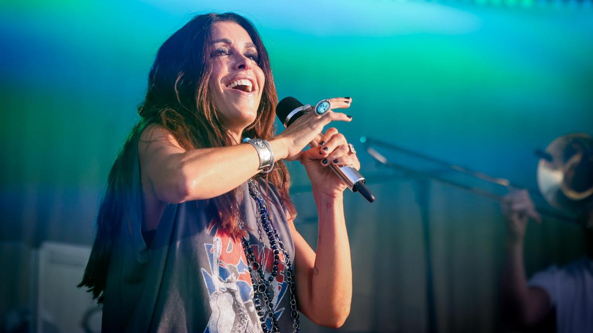 Jenifer a livré une prestation énergique sur la scène de la Foire de Châlons