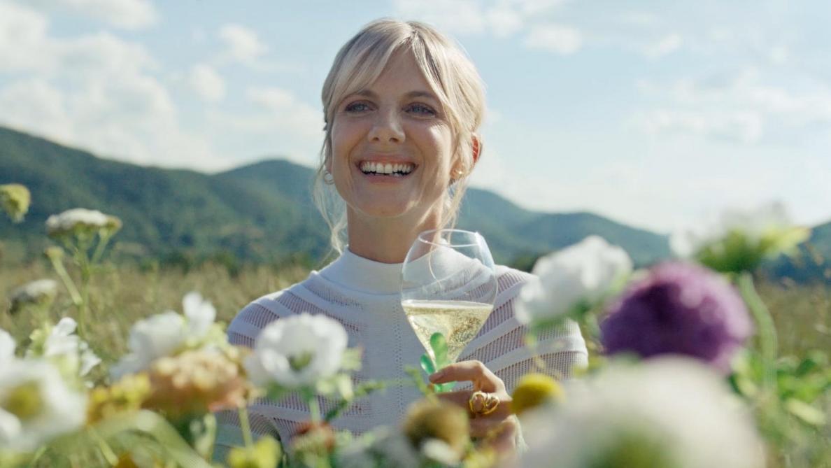 L'actrice Mélanie Laurent dans une campagne promotionnelle du champagne  Perrier-Jouët