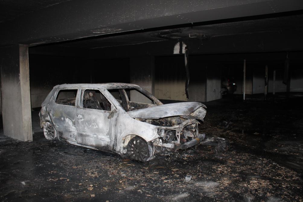 Les dégâts sont considérables dans le parking souterrain, où l’odeur de la fumée se mélange à d’autres effluves.