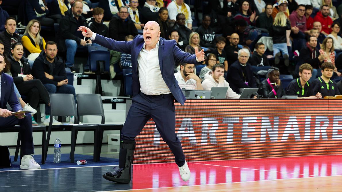 &Eacute;ric Bartecheky, l&rsquo;entra&icirc;neur ch&acirc;lonnais de l&rsquo;&eacute;quipe de basket de Pau, en botte &agrave; la Reims Arena