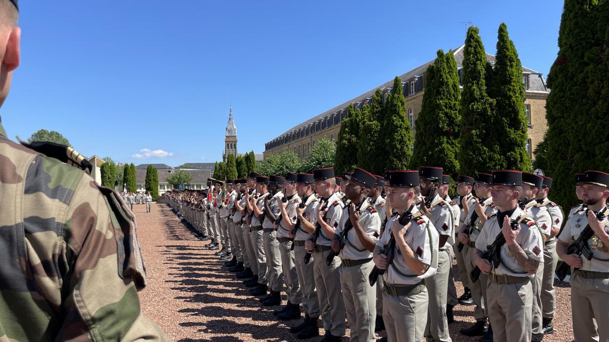 Cérémonie Grand Uniforme Saint Cyr à Genoux Les Hommes Debout Les