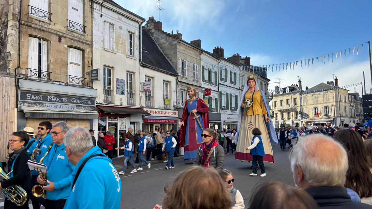 La grande parade de la fête du haricot s’est élancée à Soissons