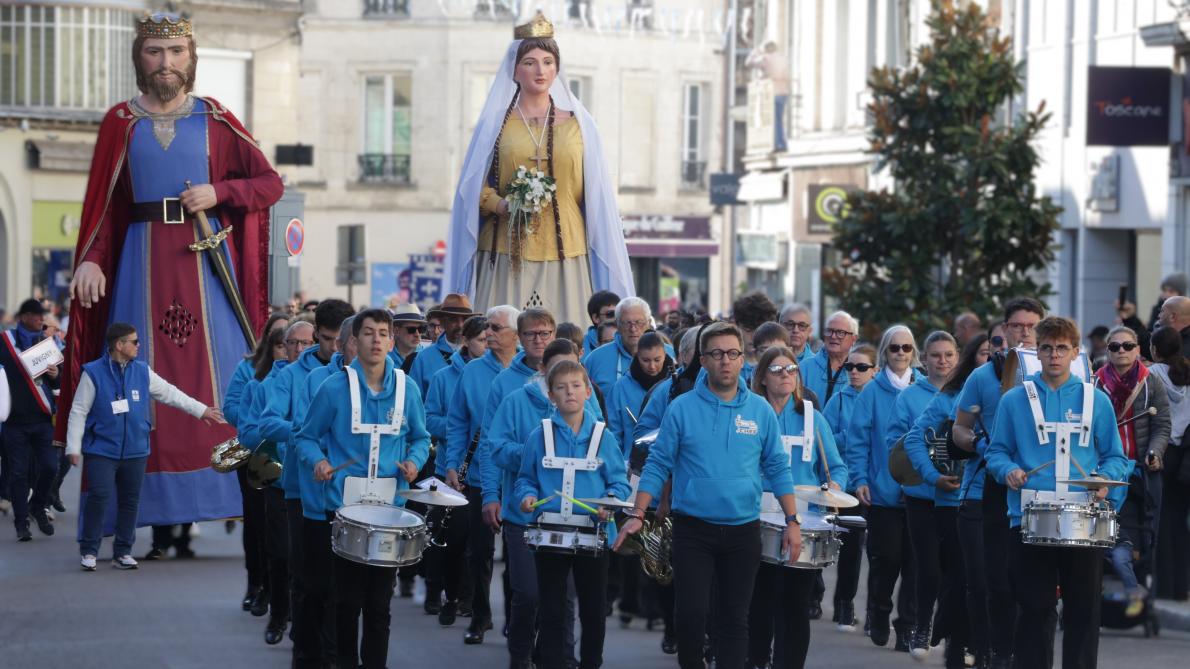VIDÉO. Immersion dans la parade de la fête du haricot de Soissons 2025