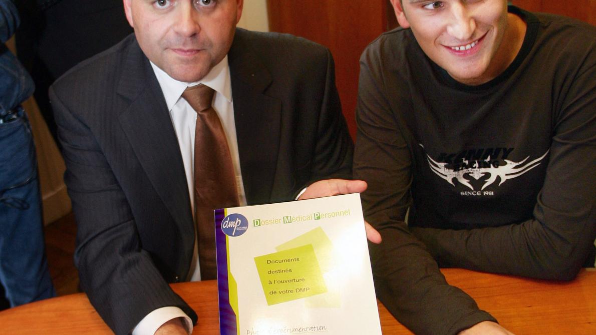 Médecins discutant des enjeux du DMP