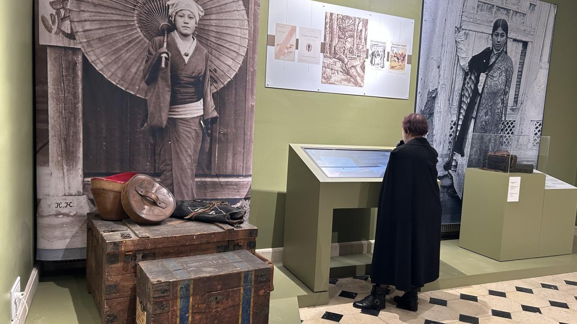 La salle est d&eacute;di&eacute;e au ma&icirc;tre des lieux.