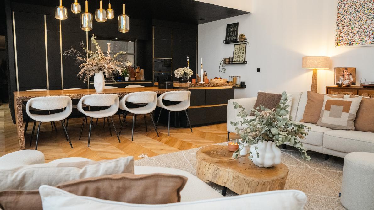 La cuisine ouverte s&rsquo;organise autour d&rsquo;une spectaculaire table en eucalyptus, venue tout droit du Portugal. La table basse, en ch&ecirc;ne, est taill&eacute;e dans un tronc bicentenaire et pr&eacute;sent&eacute;e sur un tapis marocain issu des coop&eacute;ratives de la vall&eacute;e de l&rsquo;Ourika.