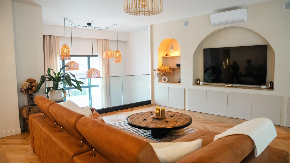 &Agrave; l&rsquo;&eacute;tage, une mezzanine surplombe l&rsquo;entr&eacute;e et le salon. On y d&eacute;couvre un salon familial aux accents m&eacute;diterran&eacute;ens.