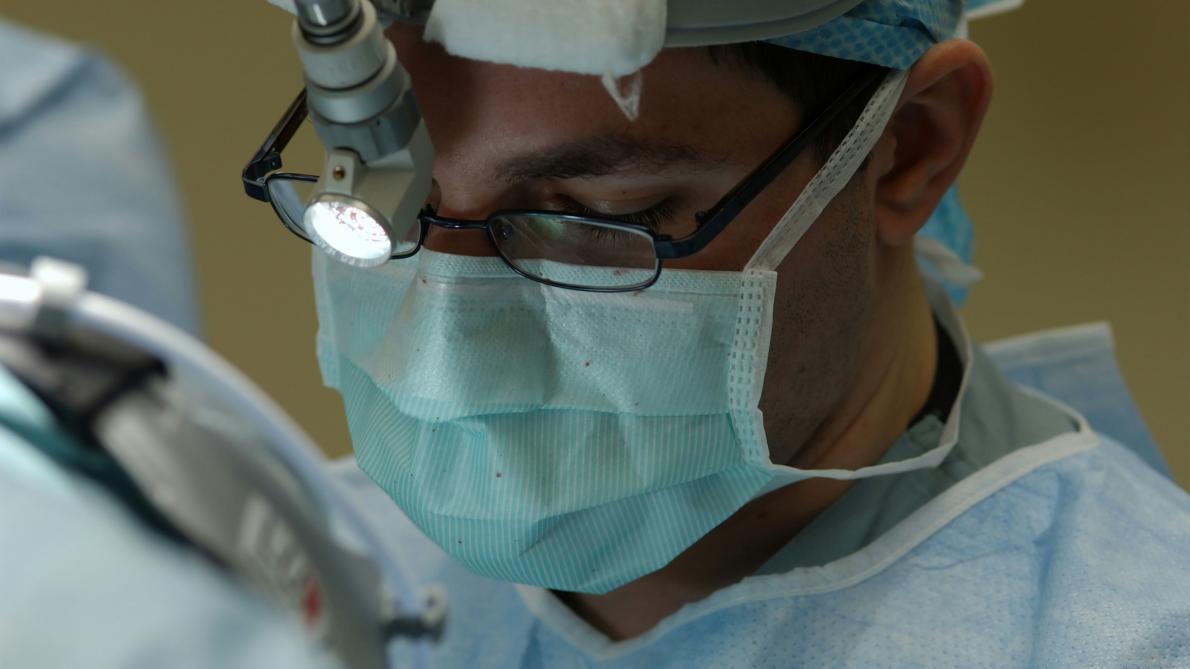 Première européenne au CHU de Grenoble : 224 bâtonnets radioactifs implantés dans une tumeur du pancréas — image 1