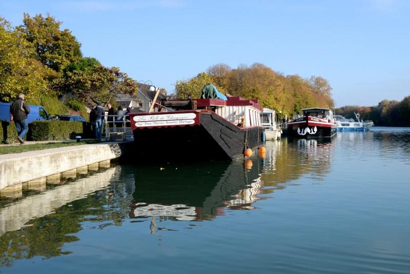 Un Bateau Ne Dans La Scierie
