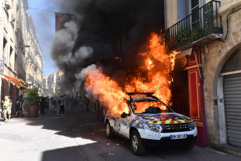 Gilets Jaunes Une Voiture De Police Incendiee A Montpellier