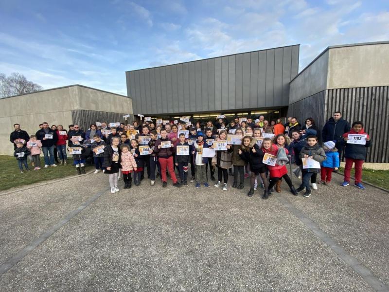 Les enfants et leurs parents se sont retrouvés devant l’école de Charly avec les dossards de la course solidaire.