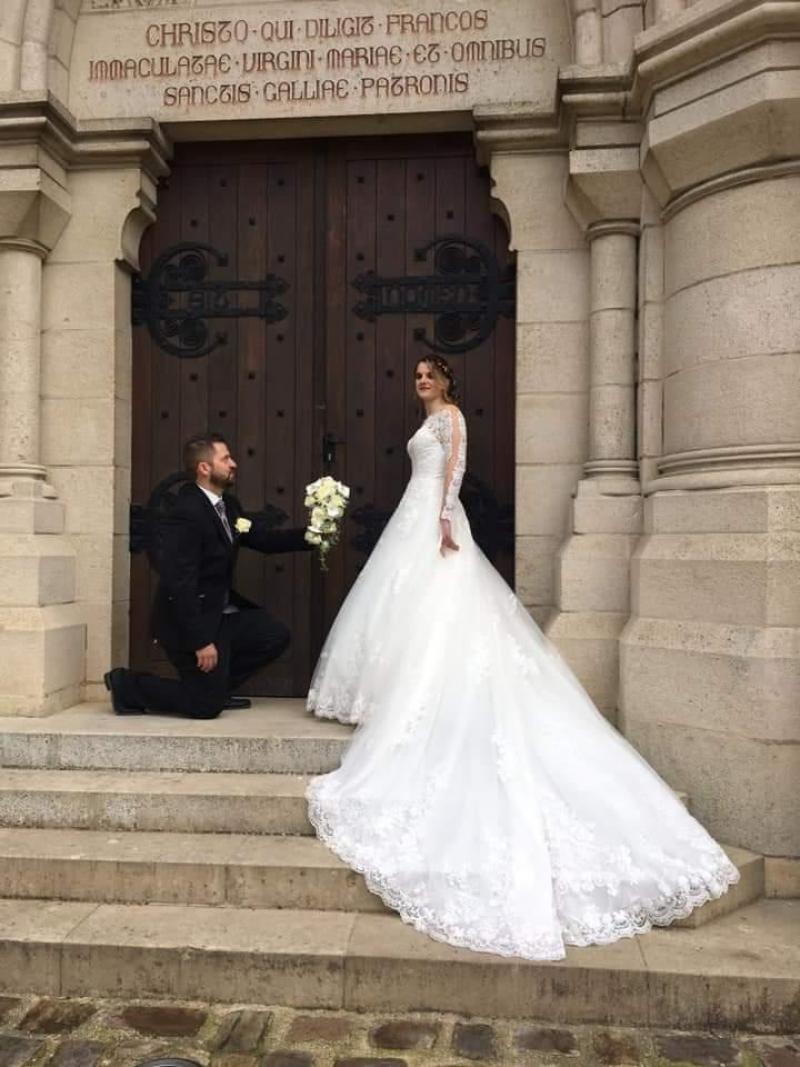 Coronavirus Le Voyage De Noces De Ces Marnais S Est Arrete Au Pied De L Avion