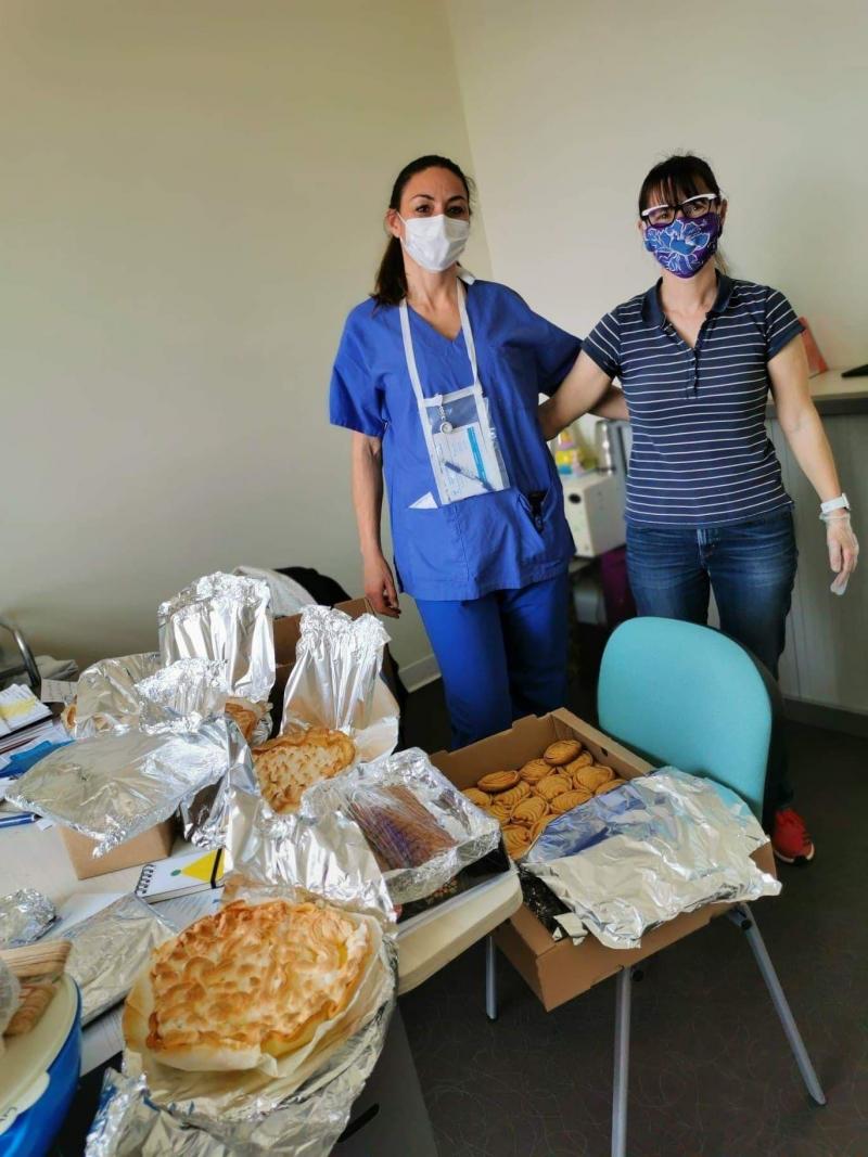 A Reims Des Gendarmes Offrent Des Gateaux Aux Soignants A Reims Des Gendarmes Offrent Des Gateaux Aux Soignants