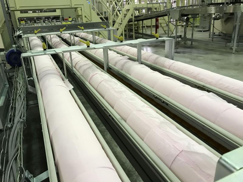 Les 270 salariés de l’entreprise fabriquent en moyenne 1 million 400 000 rouleaux de papiers quotidiennement.