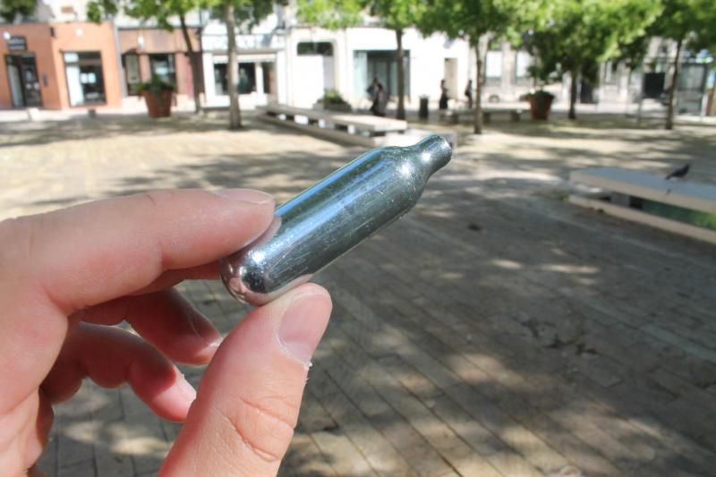 Une capsule de protoxyde d’azote, initialement destinée à la fabrication de crème chantilly et utilisée comme gaz hilarant, retrouvée autour de la Bourse du Travail à Troyes jeudi matin.