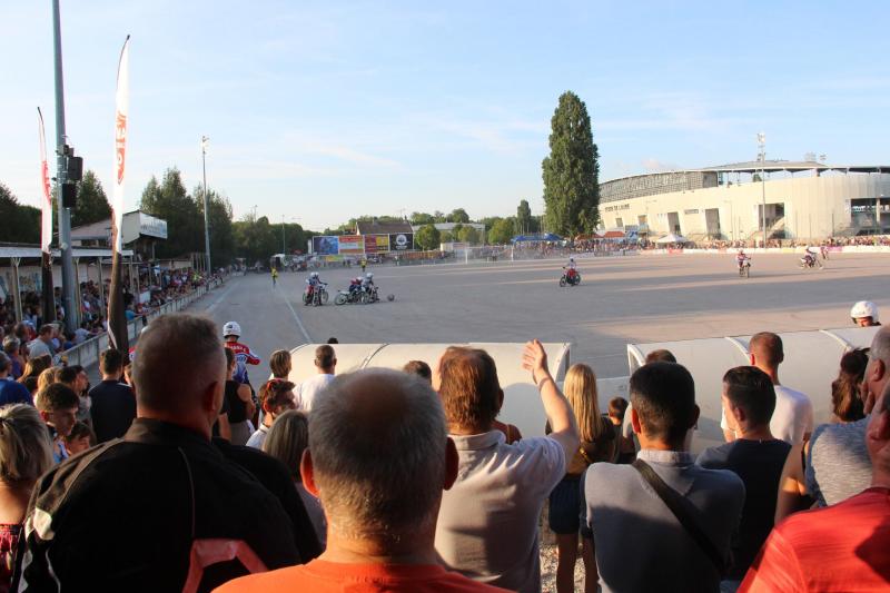De nombreuses chaises seront installées par la Ville autour du terrain, pour permettre un remplissage cohérent de l’enceinte, même si aucune mesure de distanciation, pour regarder les matches, ne sera mise en place. « Le port du masque doit suffire », souligne-t-on.