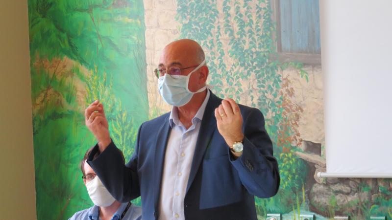 Le docteur Samaan, conseiller médical de l’ARS, est venu spécialement à Ville-sur-Arce parler des mesures sanitaires.
