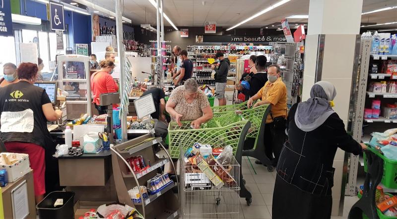 Quelques jours avant sa fermeture, Carrefour-Contact a procédé à un déstockage de ses articles ce qui a provoqué une ruée des clients.