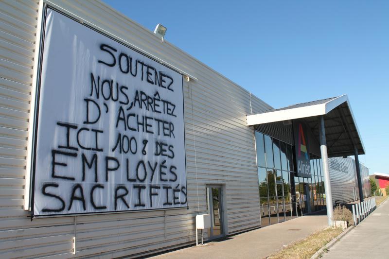 Les salariés d’Alinéa appellent au boycott de leur magasin qui va fermer ses portes pour « ne pas faire rentrer de l’argent dans la poche du groupe » qui ne souhaite pas les conserver.