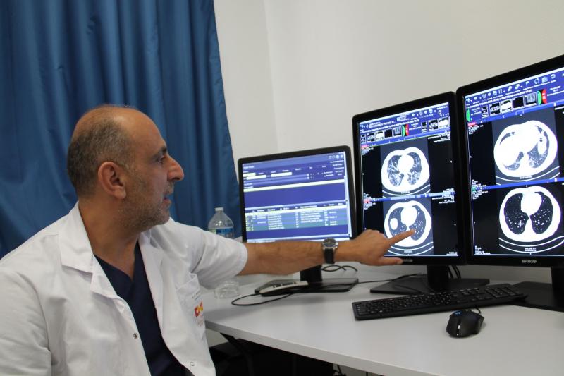 Le docteur Moukhles Almhana, chef de service, analyse lui même les clichés des patients possiblement atteints