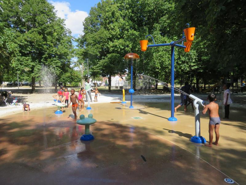 Les jeux d’eau des Marots, comme les piscines et les lacs, seront très appréciés pendant cette vague de chaleur.