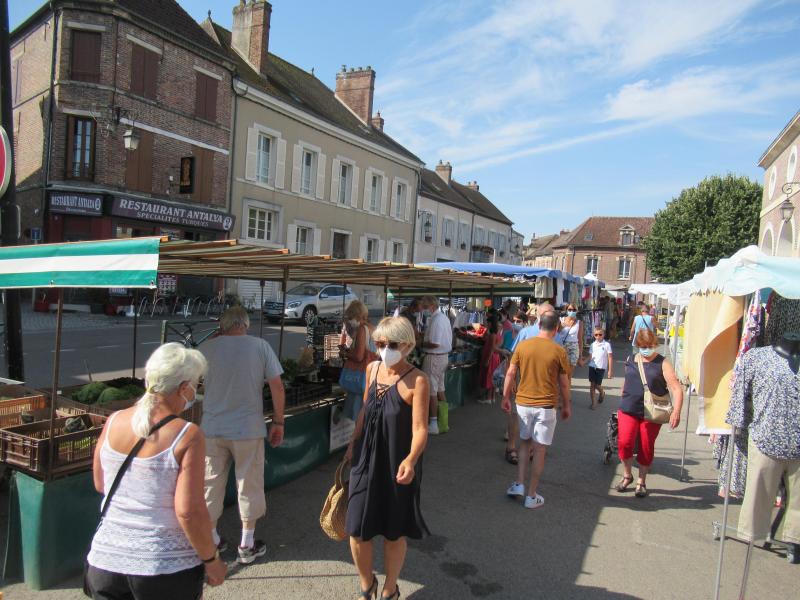 L’arrêté a été plutôt bien suivi samedi matin. D’après un élu, seuls 5 % des gens ne portaient pas le masque. « Soit ils ne savent pas qu’il est devenu obligatoire, soit ça leur passe à côté », expliquait-il.
