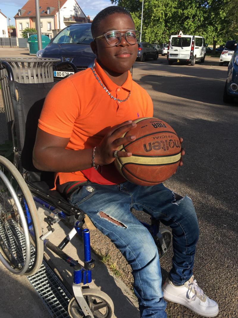 André Massouanga a eu 15 ans en avril. Il est déjà sacrément costaud et rêve d’un avenir doré.