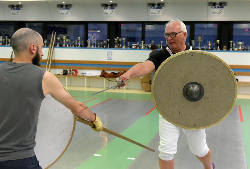 Au cœur d'un entraînement d'escrime médiévale avec le ...
