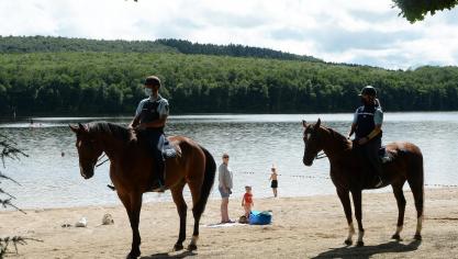 PHOTOS/VIDÉO. Les gendarmes veillent sur le lac des Vieilles Forges du haut de leurs impressionnantes montures
