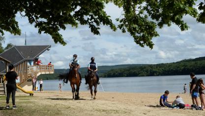 PHOTOS/VIDÉO. Les gendarmes veillent sur le lac des Vieilles Forges du haut de leurs impressionnantes montures