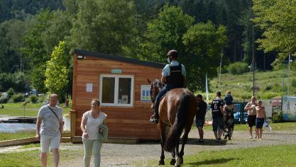 PHOTOS/VIDÉO. Les gendarmes veillent sur le lac des Vieilles Forges du haut de leurs impressionnantes montures