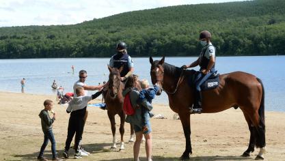 Les visiteurs apercevront la patrouille équestre tous les mercredis, week-ends et jours fériés aux abords du lac des Vieilles Forges.