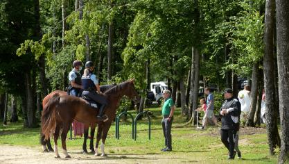 PHOTOS/VIDÉO. Les gendarmes veillent sur le lac des Vieilles Forges du haut de leurs impressionnantes montures