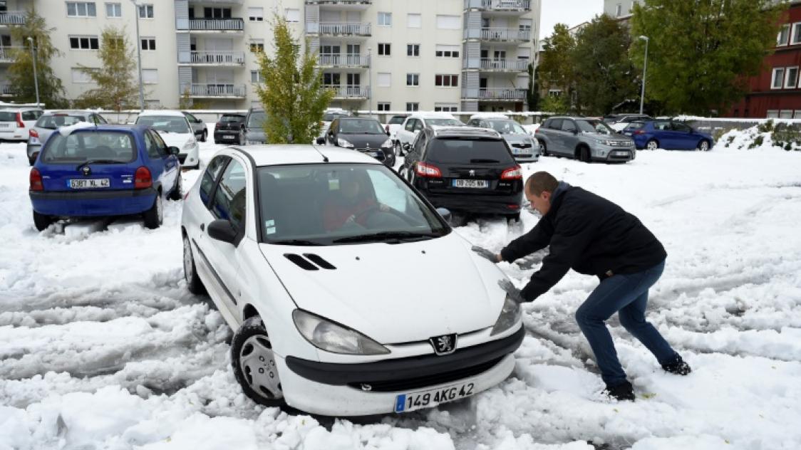 La neige a piégé plus de 2000 véhicules sur les routes du Massif central -  Le Temps