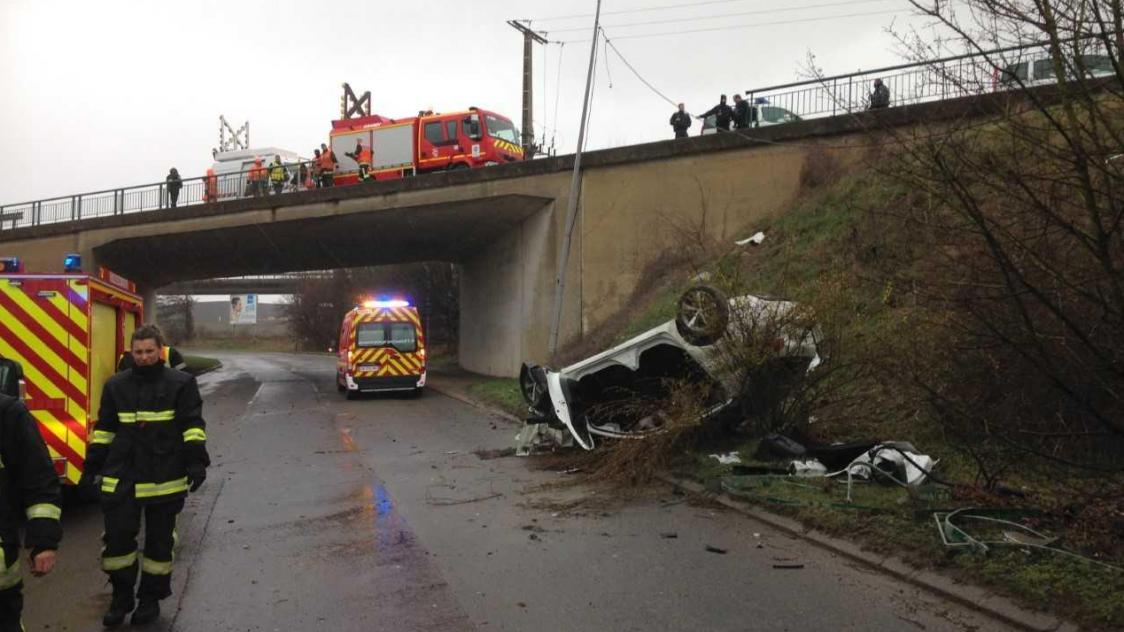 La voiture qui circulait sur le pont a fait une chute de 10 mètres.